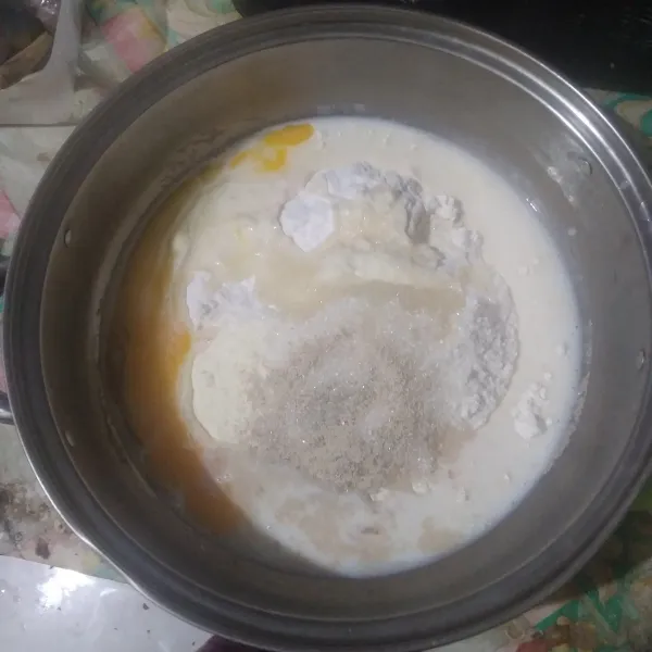 Campurkan tepung terigu, telur, ragi instan, susu cair, susu bubuk dan gula pasir. Aduk rata