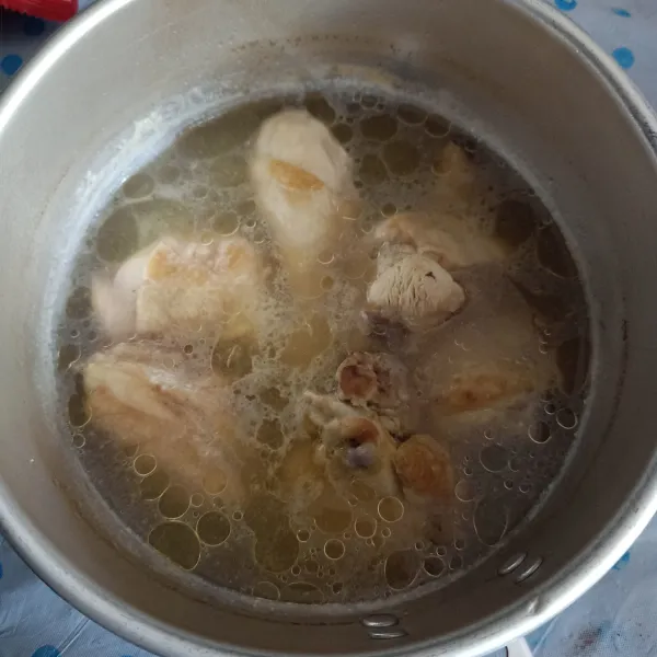 Rebus ayam sampai matang.