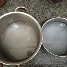 Bagi 2 bagian, 1 panci berisi 500 ml campuran agar - agar air kelapa, dan 1 panci lagi berisi 400 ml campuran agar - agar air kelapa