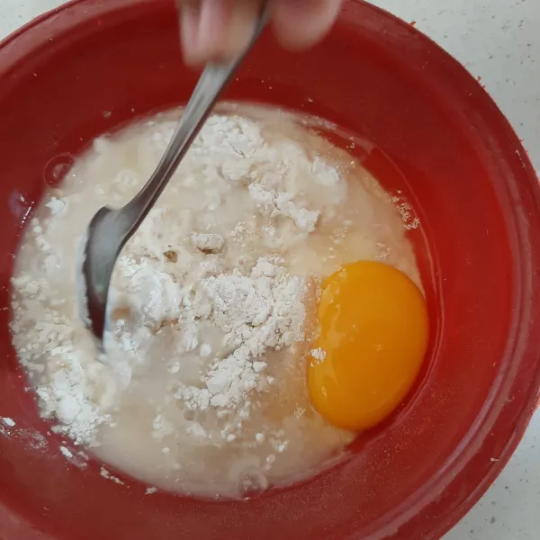 Tambahkan telur, lalu air sedikit demi sedikit sambil terus diaduk agar tidak bergerindil.