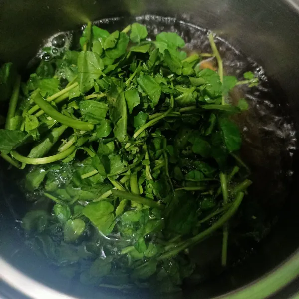 Siapkan panci dan isi air untuk merebus daun selada. Setelah air mendidih rebus daun selada. Rebus sebentar lalu angkat dan sisihkan ke mangkok kosong.