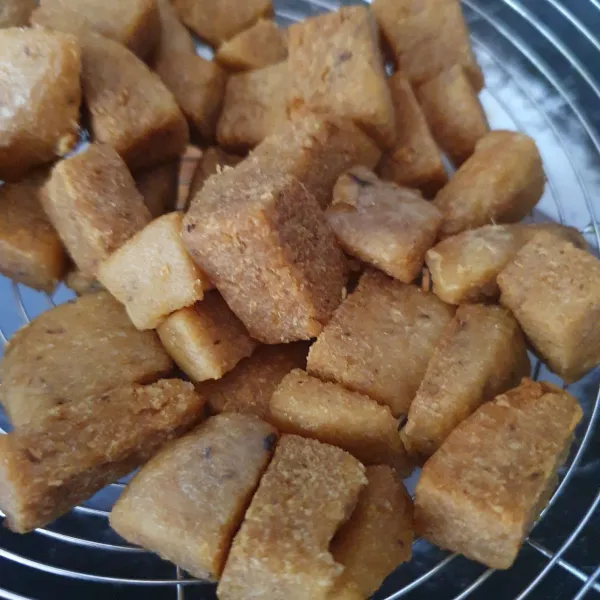 Potong-potong gembus lalu goreng asal berkulit.