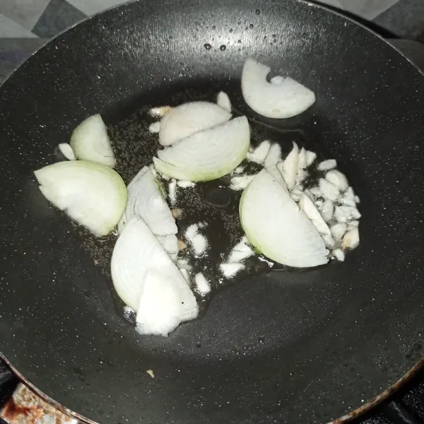 Tumis bawang bombay dan bawang putih dengan 1 sdm minyak sayur dan 1 sdt minyak wijen sampai layu