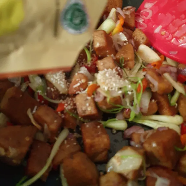 Tambahkan garam, gula, kaldu jamur. Matikan api.