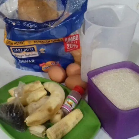 Siapkan bahan. Potong-potong roti dan pisang.
