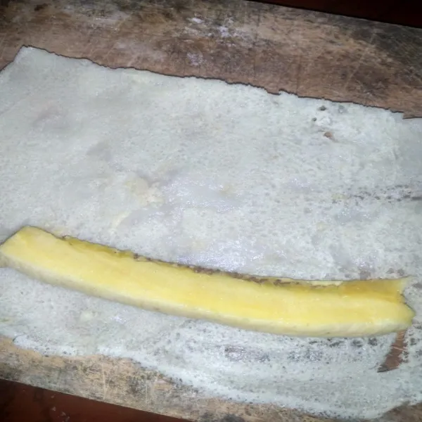 Letakkan potongan pisang diatas kulit lumpia.