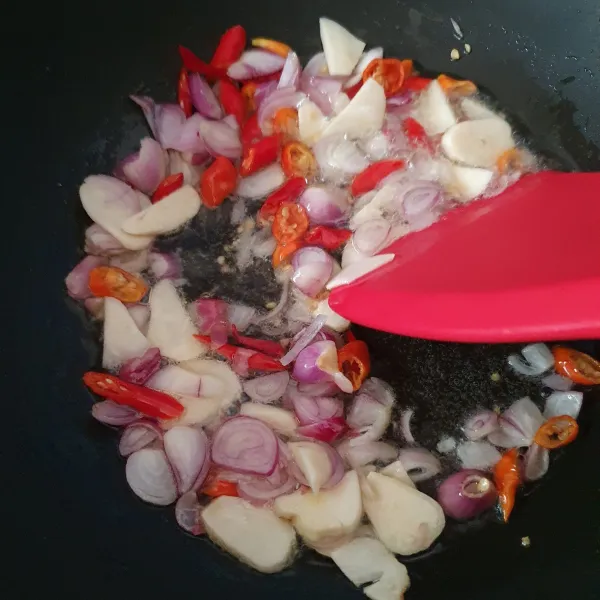 Tumis bawang putih, bawang merah, cabe hingga harum.