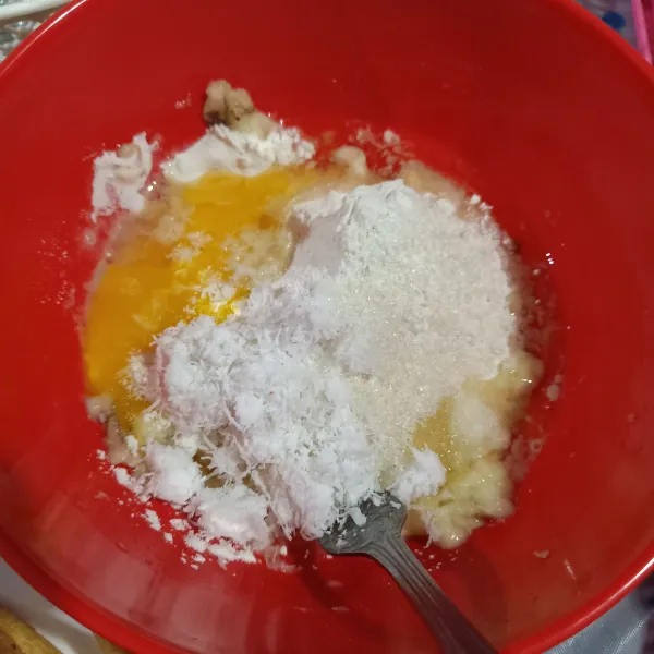 Campur pisang, tepung, telur, gula, garam, kelapa parut, aduk rata.
