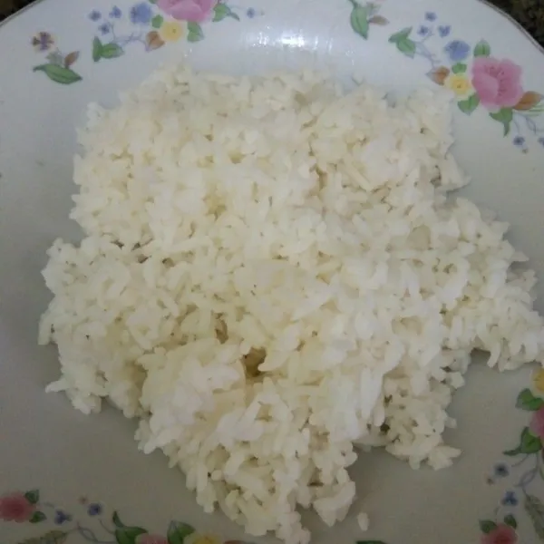 Siapkan nasi putih, pastikan tidak ada nasi yang bergerindil, sisihkan