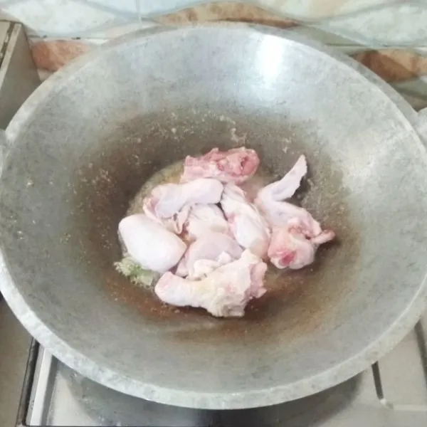 Masukkan potongan ayam. Aduk hingga ayam berubah warna.