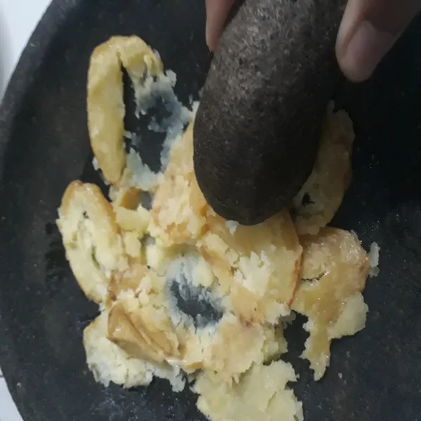 Panas-panas haluskan kentang.