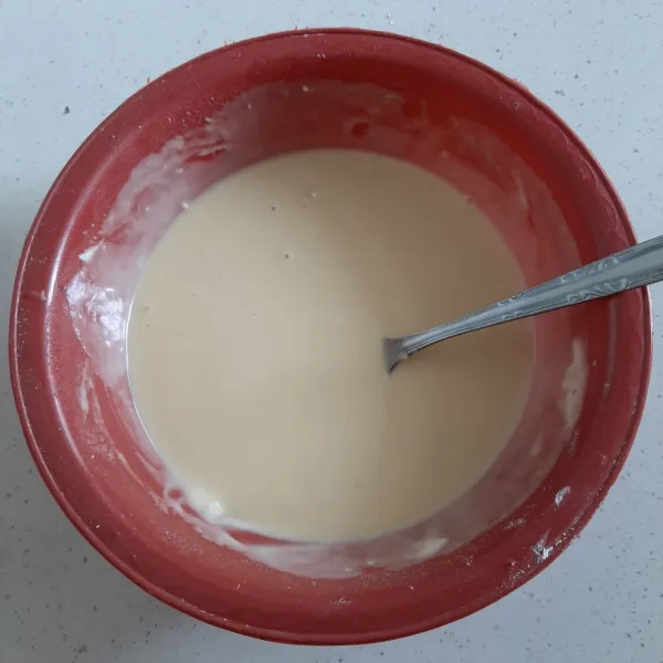 Masukkan margarin cair, aduk rata. Diamkan adonan +- 30 menit.