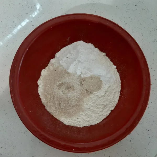 Campurkan tepung, tapioka, gula, soda, dan ragi. Aduk rata.