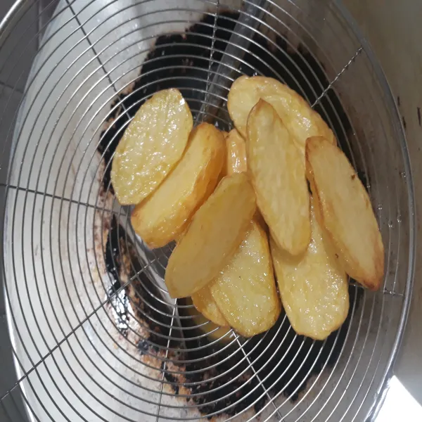Potong kentang lalu goreng sampai matang.