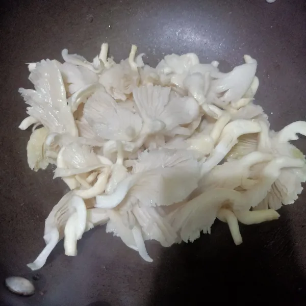 Masukkan jamur yang sudah dicuci terlebih dahulu.