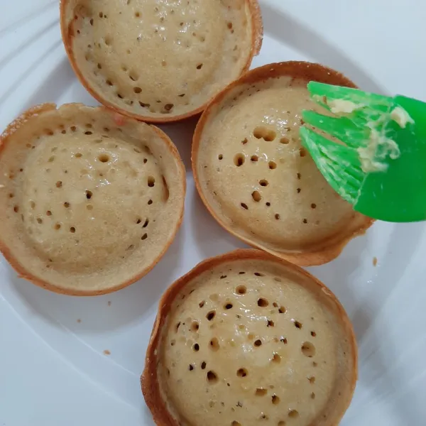 Angkat, olesi dengan margarin, beri kental manis, dan toping sesuai selera. Siap disajikan.