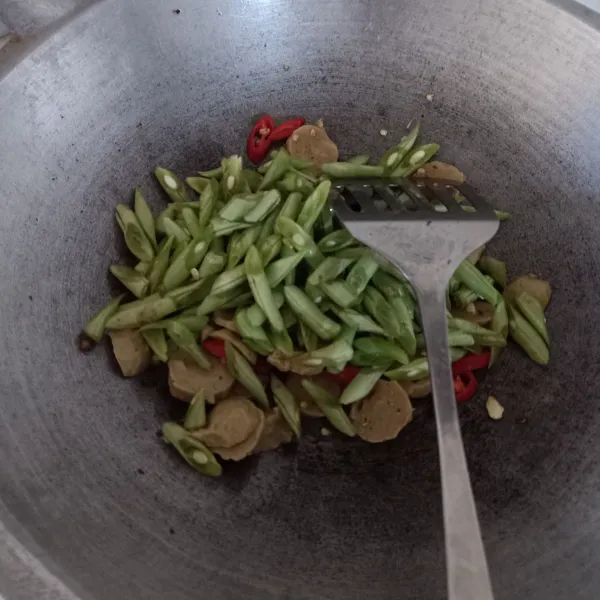 Masukkan buncis, aduk rata