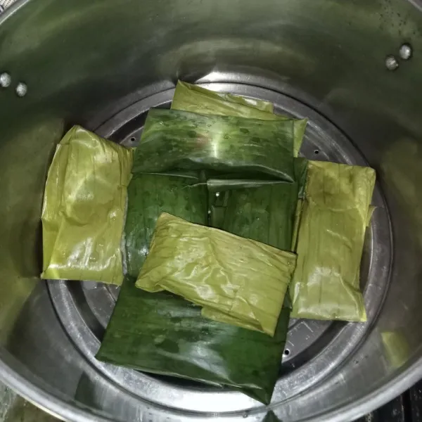 Masukkan kedalam kukusan yang sudah dipanaskan terlebih dahulu, kukus sekitar 20 menit atau hingga matang.