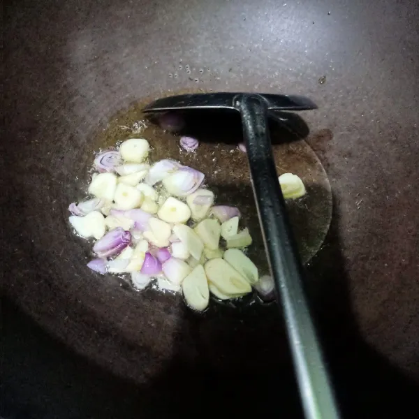 Siapkan wajan lalu beri minyak goreng. Setelah panas, masukkan irisan bawang merah dan bawang putih. Oseng sampai tercium harum.