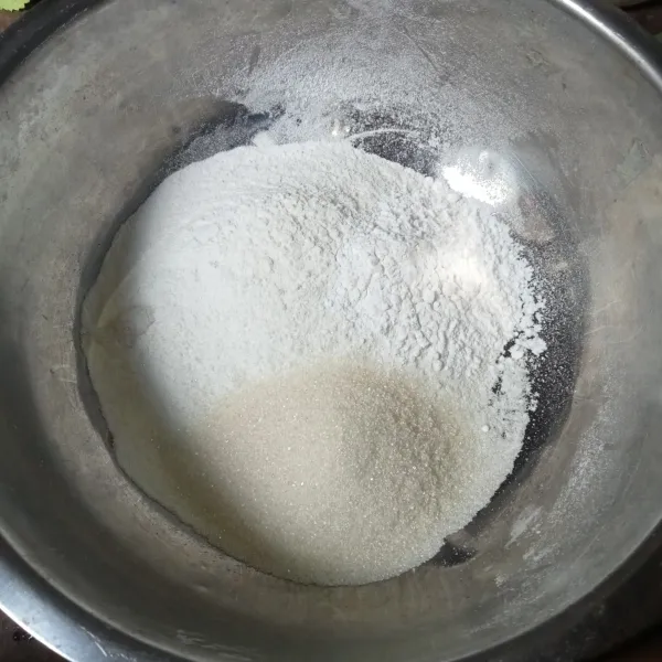 Campur tepung beras, gula pasir, air kapur sirih dan garam.
