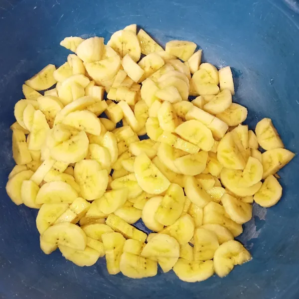 Kupas pisang dan potong kecil-kecil.