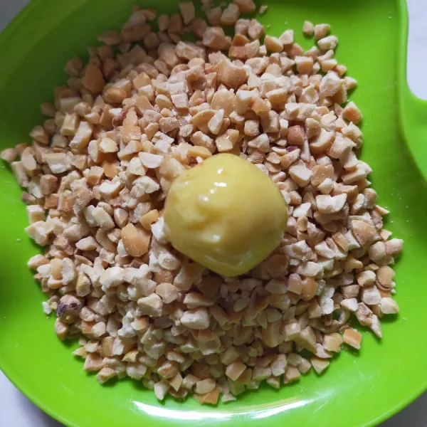 Bentuk bulatan, celupkan ke putih telur Kemudian ke kacang cincang.