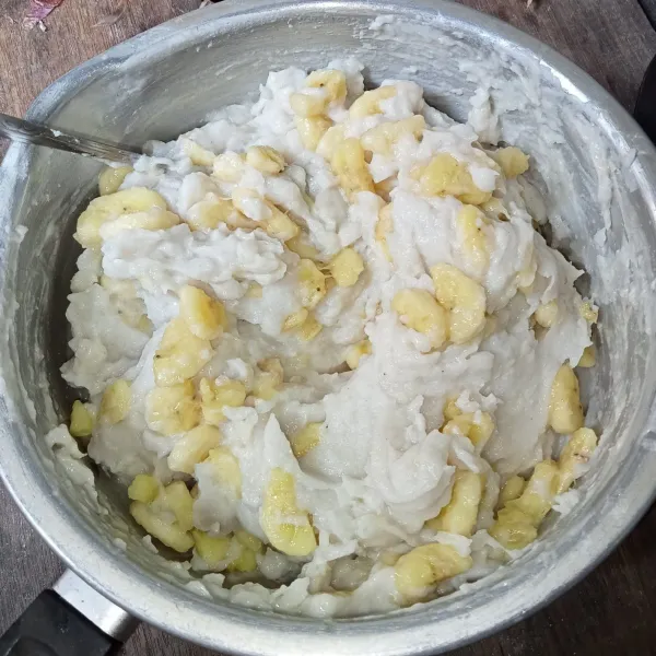 Masukkan pisang yang sudah dipotong-potong dan aduk rata.