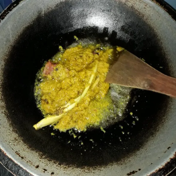 Panaskan minyak goreng, lalu goreng bumbu. masukkan sereh dan lengkuas. Goreng bumbu hingga harum dan sereh layu.