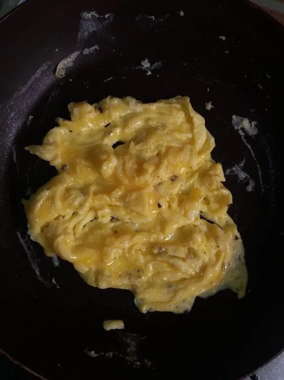 Masak telur hingga matang.