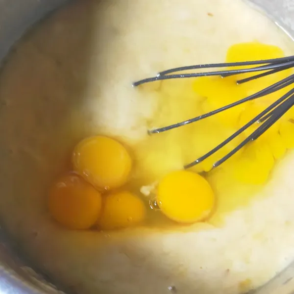 Tambahkan telur dan aduk hingga tercampur merata.