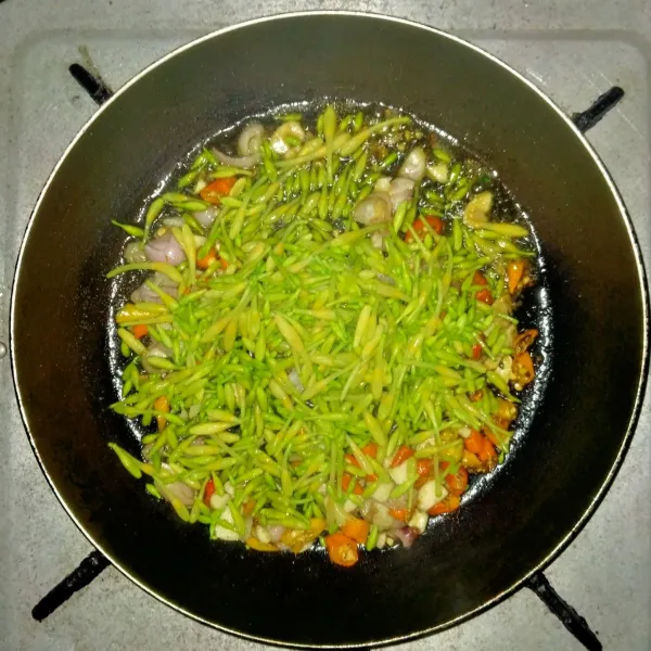 Masukkan kembang kates, aduk rata.