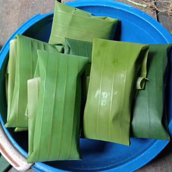 Ambil adonan secukupnya dan bungkus dengan daun pisang yang sudah dilayukan terlebih dahulu.