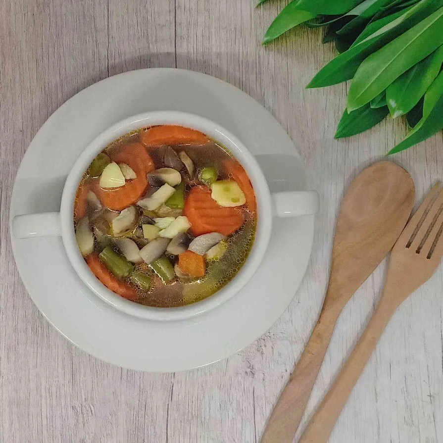 hidangan sayur sup ceker ayam jamur yang siap disajikan