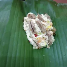 Siapkan daun pisang, ambil adonan tahu tambahkan irisan serai, daun salam dan irisan bakso