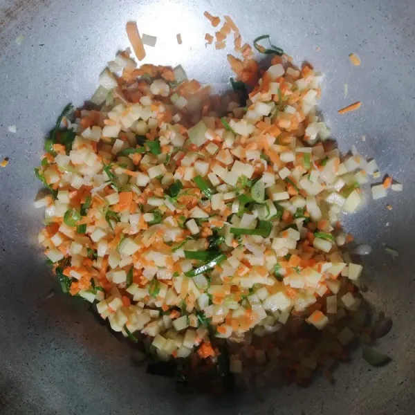 Masukkan sayuran, masak hingga wortel dan kentang agak empuk.