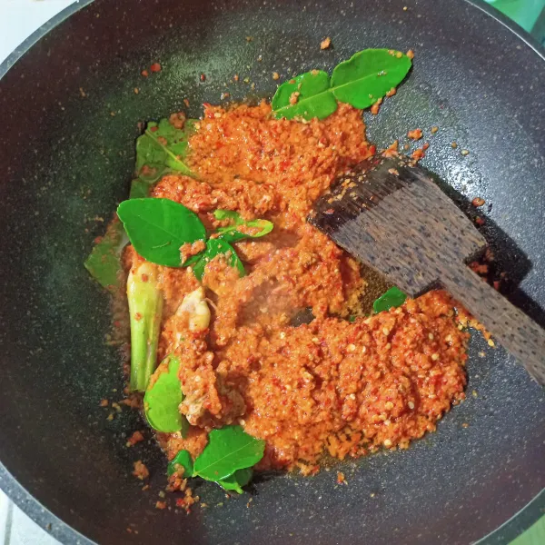 Panaskan secukupnya minyak goreng. Tumis bumbu halus dan daun jeruk, daun salam, jahe geprek juga serai. Aduk sampai bumbu matang.