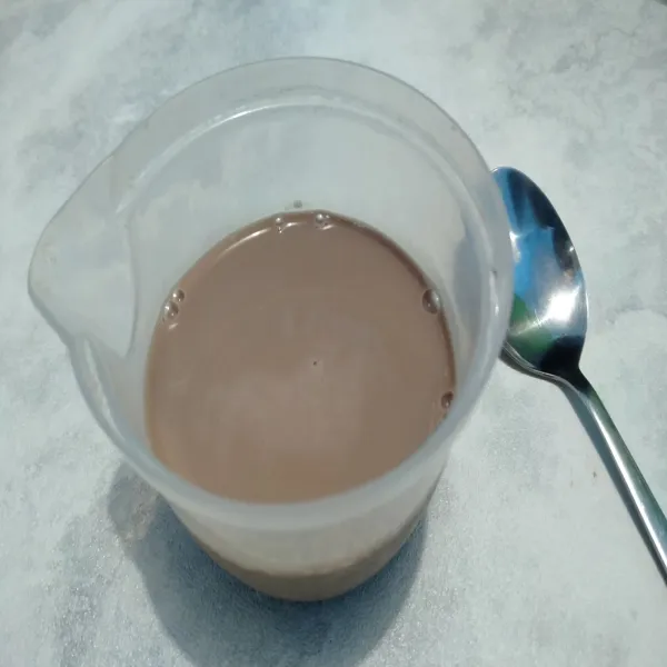 Masukkan susu cair coklat ke dalam wadah.