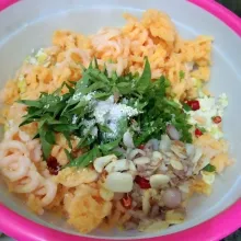 Campur semua bahan, tahu, kerupuk, bawang daun, daun kemangi, cabe merah keriting, tumisan bawang merah dan bawang putih, garam, merica bubuk dan kaldu jamur, aduk rata