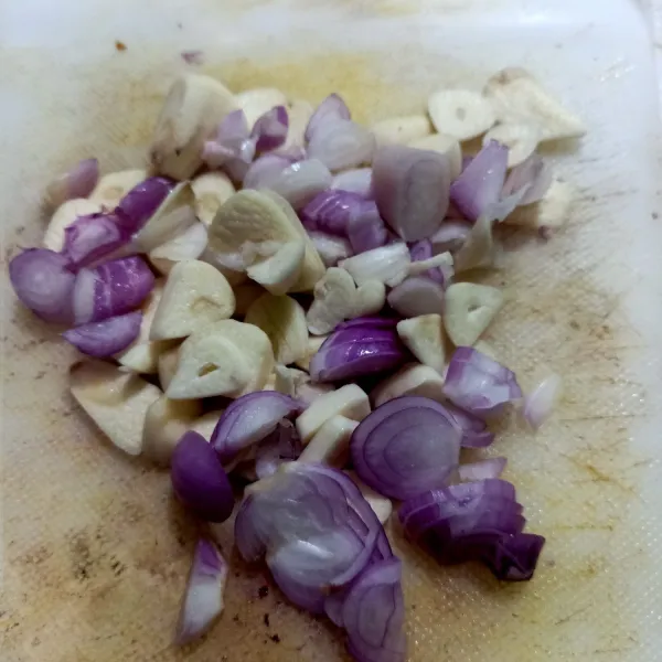Setelah dikupas lalu iris tipis-tipis bawang merah dan bawang putih lalu sisihkan.