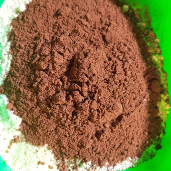 Campur bahan kering: tepung terigu ,coklat bubuk, dan maizena.