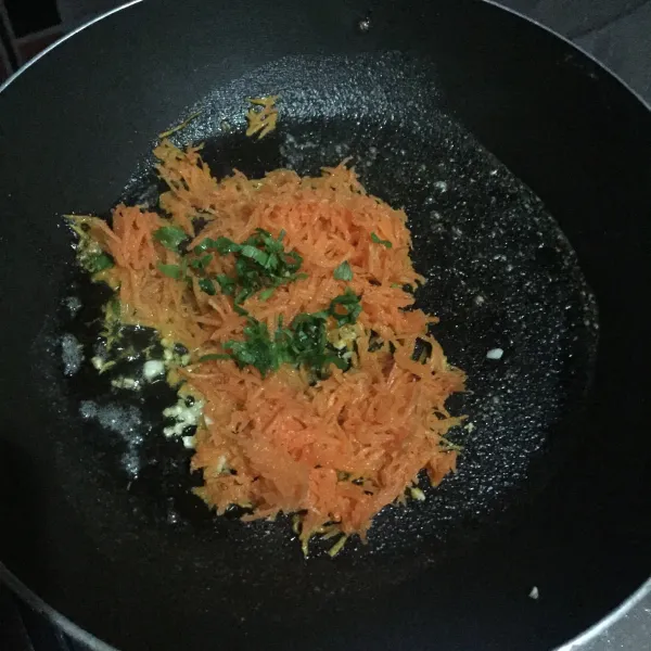 Panaskan butter, tumis bawang putih, kemudian tambahkan wortel dan seledri, masak sampai matang