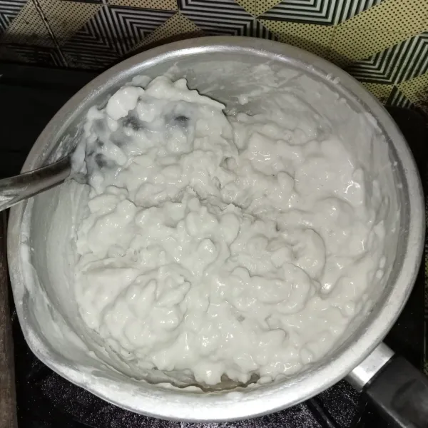 Masak adonan dengan api kecil dan terus diaduk hingga kental dan padat, matikan kompor.
