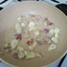 Tumis irisan bawang putih dan bawang merah hingga harum, sisihkan