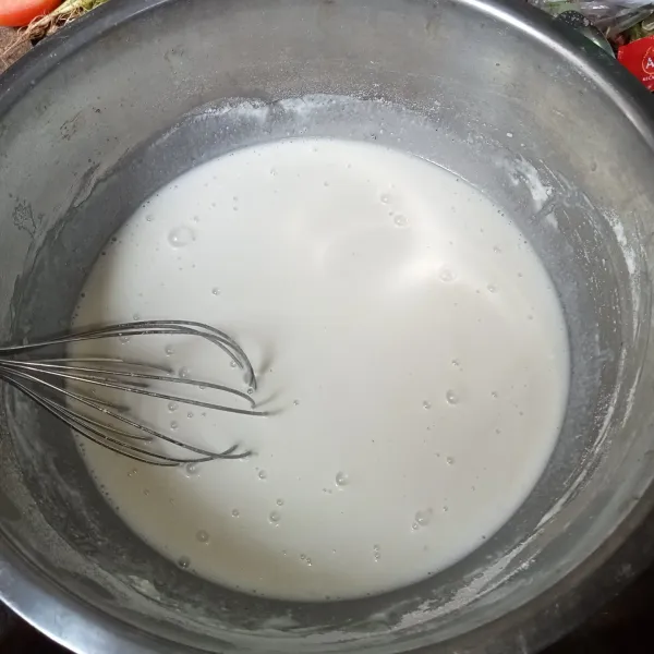 Lalu tuang santan dan aduk hingga tercampur rata.