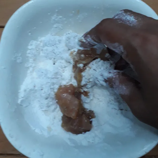 Masukkan fillet ayam ke dalam bahan pelapis sambil agak ditekan ringan.
