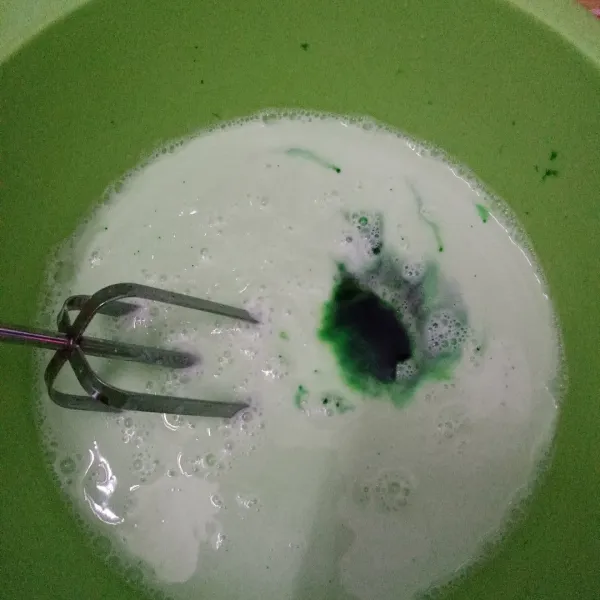 Beri pewarna hijau, pink, dan biru di tempat yang berbeda. Kukus 25 menit dengan api kecil. Jangan lupa loyangnya dioles mentega dan taburi tepung agar tidak lengket