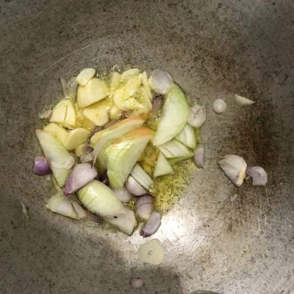 Lalu panaskan minyak dan masukan bawang merah, bawang putih dan bawang bombai yang sudah diiris sampai warnanya kecoklatan dan harum