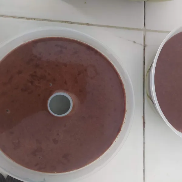 Tuang larutan puding coklat diatas puding alpukat secara perlahan. Biarkan dingin dan mengeras. Masukkan ke dalam lemari es, sajikan dingin makin nikmat.
