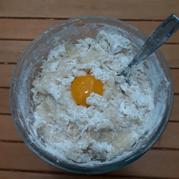 Masukkan telur ayam dan minyak goreng lalu aduk rata.