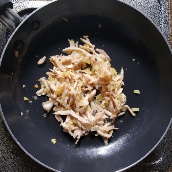 Masukkan ayam suwir, tumis sebentar